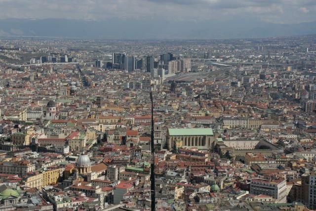 Napoli ist die Metropole von Sditalien und die Hauptstadt der Region Campania. Die Stadt hat gut 1 Mio Einwohner. So lange sie gemeldet sind. Durch die dichte Bebauung ist Napoli eine der dicht besiedeltsten Stdte Europas. Sehr merkwrdig wirkt auch die Schneise der Via dei Tribunali durch die Altstadt von Napoli.