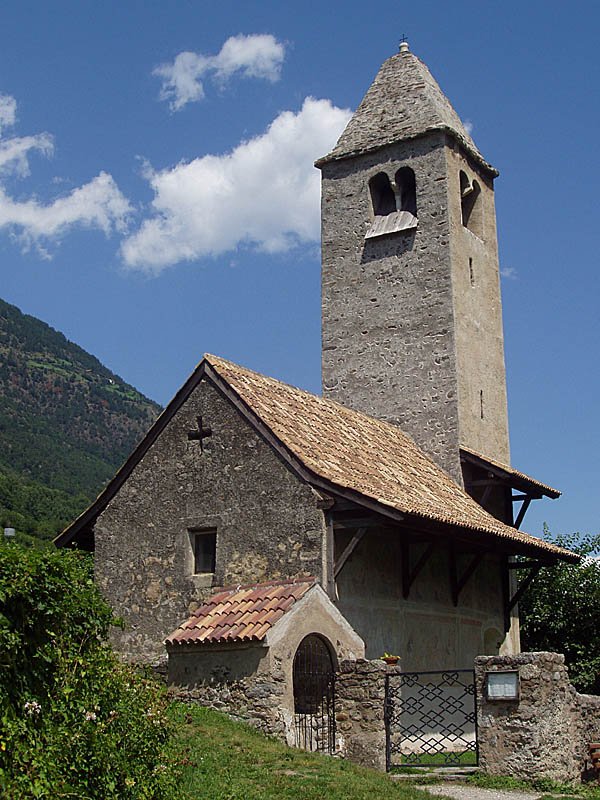 Naturns, St. Prokolus. Kirche aus dem 7. Jh. n. Chr. enthlt bedeutende Malereien. Aussenaufnahme vom 22. Juli 2003