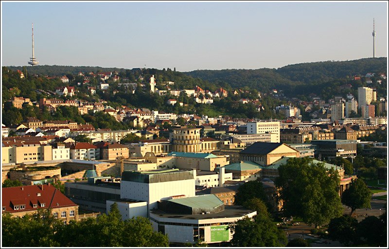 Neben dem Fernsehturm wird der sdstliche Hhenzug ber dem Stuttgarter Talkessel auch noch von einem zweiten Turm geprgt: dem Fernmeldeturm auf dem Frauenkopf. In Bildmitte das Kleine Haus des Staatstheaters (ein Nachkriegsbau) rechts daneben hinter Bumen ist auch das Groe Haus zu erkennen. Eines der bedeutesten Bauwerke neuerer Architektur in Stuttgart ist die neue Staatsgalerie von britischen Architekten Stirling (im Bild links unterhalb der Bildmitte). Das selbe Achitekturbro war (nach dem Tod von Stirling) auch fr die an die Staatsgalerie angrenzenten Gebude verantwortlich: Der runde eigenwillige Turmbau ziemlich in Bildmitte ist Teil der Musikhochschule, der Bau davor mit dem kupfergrnen Satteldach beherbergt das  Haus der Geschichte , worin die Geschichte Baden-Wrttembergs dargestellt wird. Das Bild wurde am 22.9.2005 vom Turm des Hbf aus aufgenommen.  (Matthias)