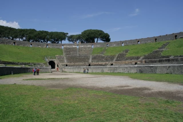 Neben den Plsten ist das Kolosseum das grte Bauwerk der antiken Stadt.