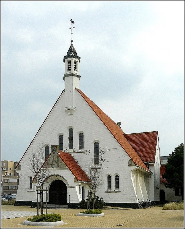 Neben den unzhligen Hochhusern, findet man an der belgischen Nordseekste auch noch solche Schtze. Die Kirche von Zeebrugge-Strand aufgenommen am 12.04.09. (Jeanny)