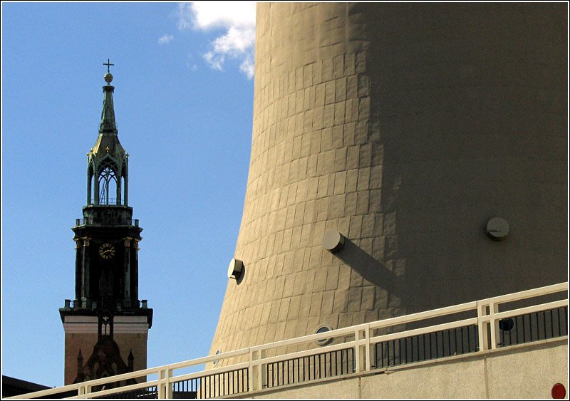 Nein, kein Khlturm, sondern rechts ist der Berliner Fernsehturm zu sehen. Die Kirche im Hintergrund ist die St.-Marien-Kirche. 8.9.2006 (Matthias)