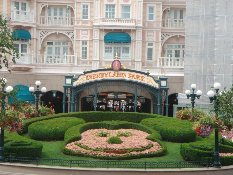 Nein das ist nicht der Eingang zur meiner Wohnung. Es ist Disneyland Resort Paris. Aufgenommen am 22.07.2006