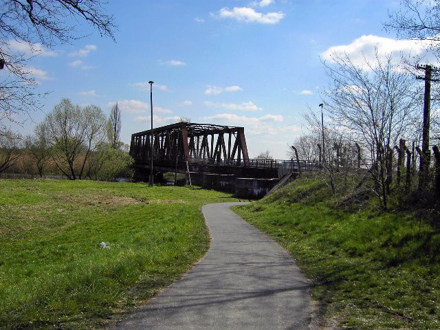 Neissedamm, Oder-Neisse-Radweg mit Bahnbrcke der alten Hauptstrecke Berlin - Breslau, Blickrichtung Stadtauswrts. Zustand: 11.04.2007 