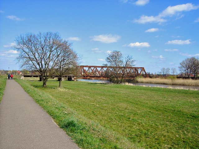 Neissedamm, Oder-Neisse-Radweg mit Bahnbrcke der alten Hauptstrecke Berlin - Breslau, Blickrichtung Stadteinwrts. Zustand: 11.04.2007 