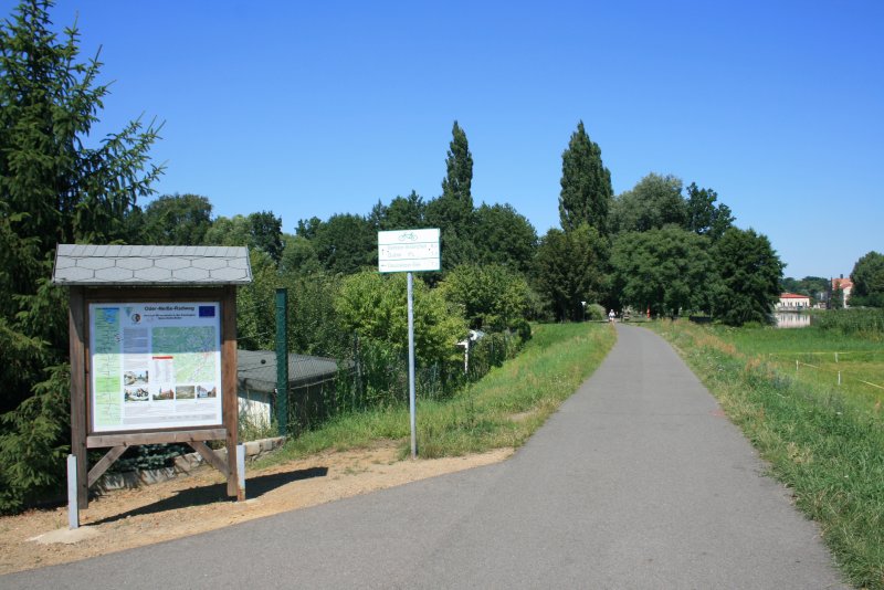 Neissedamm im Stadtgebiet Guben, Erste  Hinweistafel  im Stadtgebiet Guben zum Oder-Neisse-Radweg.
