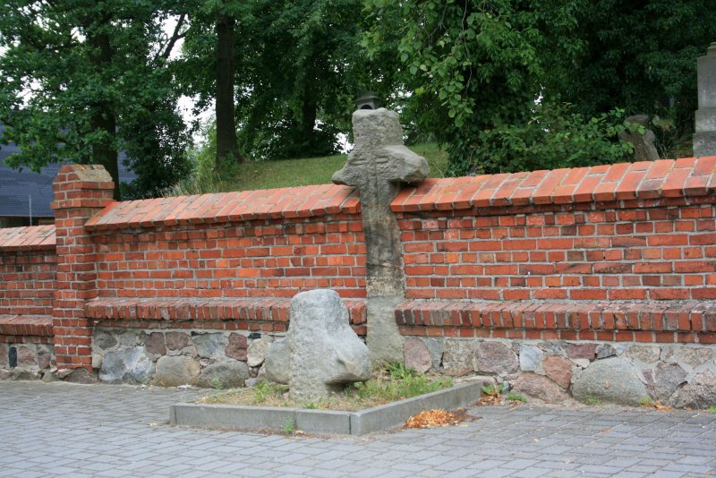 Neissemnde, Orteil Wellmitz, 24.07.09

Sage: Vor Jahren lebte dort ein Grobauer, der vier Shne hatte. Zwischen diesen war immer Zank. Eines Sonntags zankten sich die Brder wieder. Mit Sense, Dreschflegel, Heugabel und Axt gingen sie aufeinander los. Dem jngsten wurden beide Beine abgeschlagen. Dem anderen wurde der rechte Arm, dem dritten der Kopf abgeschlagen. An dem Ort, wo dies geschah, am Kirchhof, wurden drei Steine gesetzt. An dem einen Stein fehlen die Beine, man sieht nur Kopf, Rumpf und Arme. Der andere hat blo einen Arm; am dritten Steine fehlt der Kopf. Der vierte Sohn, welcher nachher die Wirtschaft bekam, hat die Steine setzen lassen.