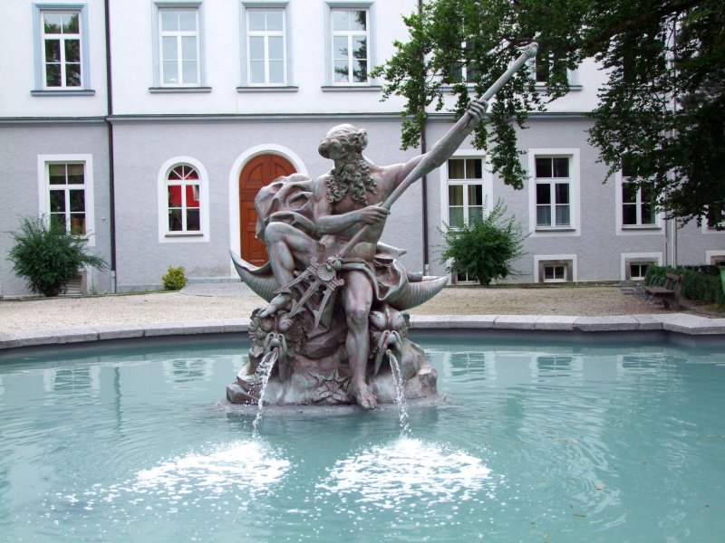 Neptunbrunnen sprudelt wieder vor den Toren des alten Bundesrealgymnasium; 080803 

