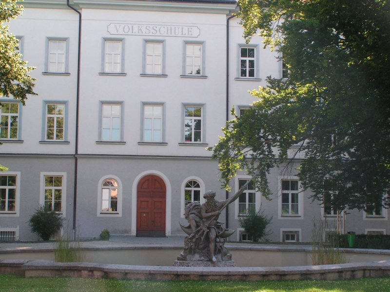 Neptunbrunnen vor der Volksschule I; leider ausser Betrieb; 070708