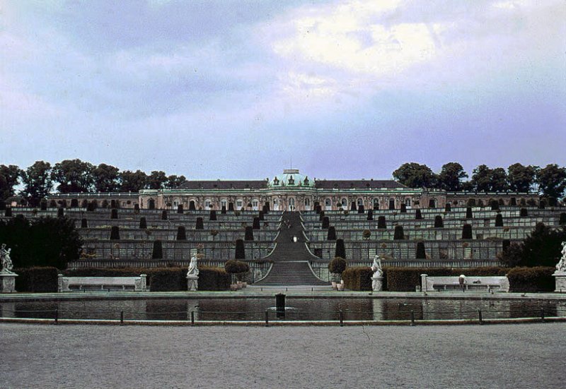 Neu eingestellt!
Schlo Sanscoussi in Potsdam. Aufn. 1968