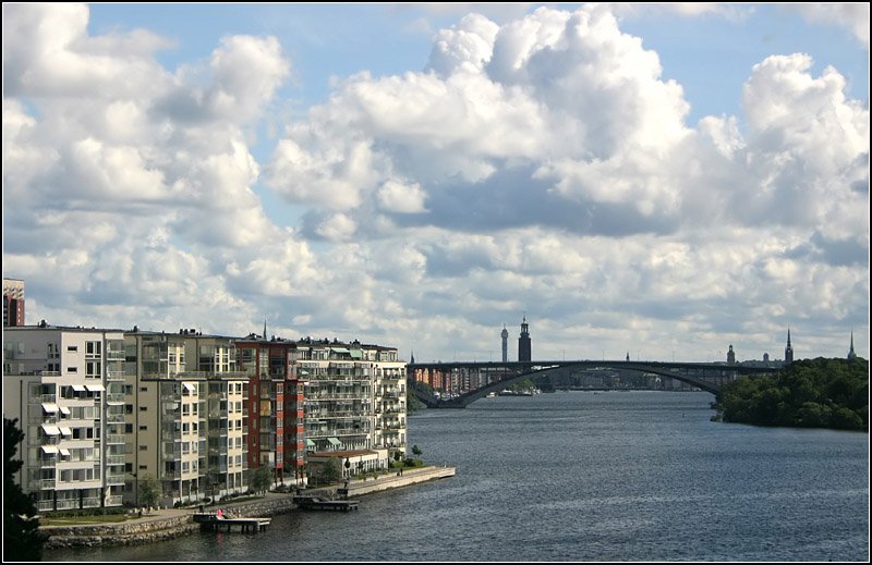 Neu Wohngebäude direkt am Mälarsee auf der Insel Lilla Essingen. Im Hintergrund sind Västerbron und die Türme der Stockholmer Innenstadt zu erkennen. Die Aufnahme entstand von der Nachbarinsel Stora Essingen aus. 20.8.2007 (Matthias)