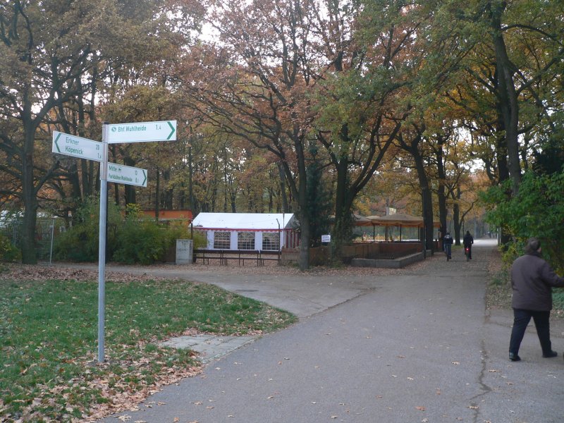 Neue Fahrrad-Wegweiser in Berlin. Seit einigen Jahren wird in Berlin ein Netz von Tangential- und Radialrouten aufgebaut. Dabei werden vor allem ruhige Straen und grne Wege - hier ber das Eichgestell durch die Wuhlheide - ausgewhlt. Weitere Informationen beim nchsten Bild. 1.11.2009