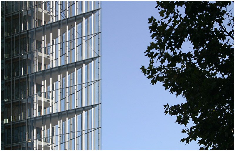 Neues Hochhaus mit glserner  Spitze  am ehemaligen Gterbahnhof in Stuttgart. 26.10.2006 (Matthias)