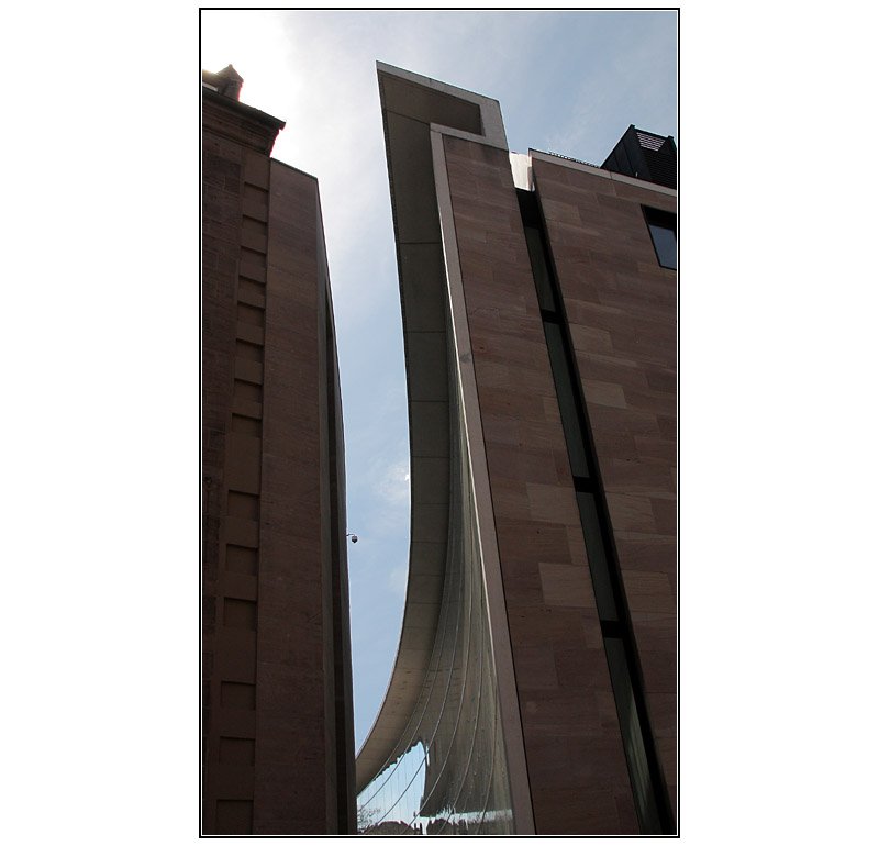 Neues Museum Nrnberg: Ein schmaler Durchgang fhrt auf den neuen Klarissenplatz. Dort befindet sich der Eingang zum Museum. Das Gebude war 1999 fertig, Architekur: Staab Architekten. 25.04.2009 (Matthias)