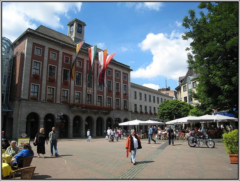 Neuss ist eine Grostadt mit ber 150.000 Einwohner, direkt gegenber von Dsseldorf am linken Rheinufer gelegen. Hier im Bild die Innenstadt mit dem Rathaus der Stadt, aufgenommen am 03.08.2007.