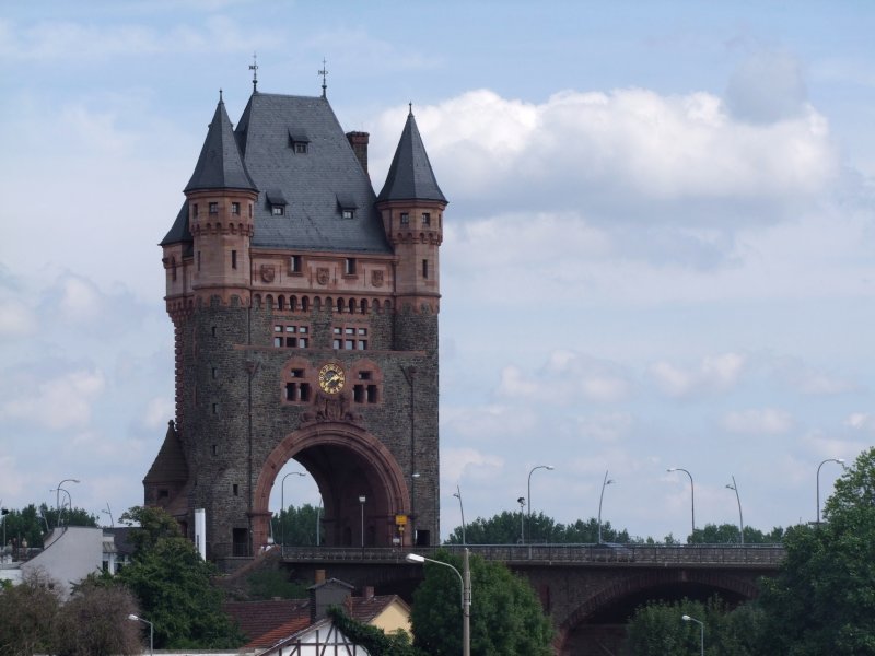 Nibelungenbrcke von der Landseite aus gesehen; 080902