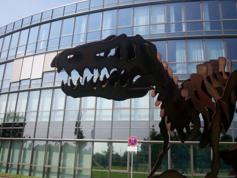 Nicht Jurassic Park, sondern der Businesspark Niederrhein ist nicht nur ein Gewerbegebiet, sondern auch ein Park mit sehr viel Grn, modernen Gebuden und Kunstobjekten.- Duisburg Rheinhausen -