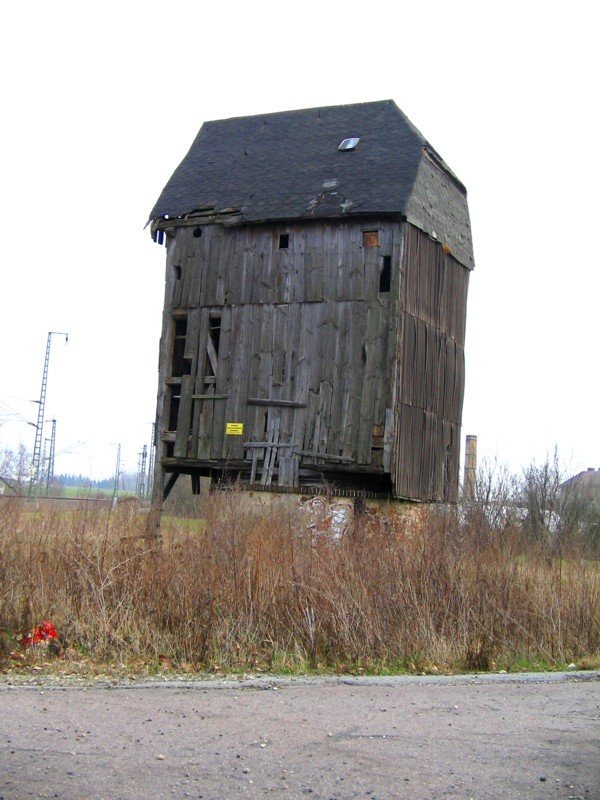 Nicht nur schne Ecken hat Wurzen zu bieten, wie diese ehemalige Windmhle an der Nehmter Strae in Roitzsch zeigt, 02.2007