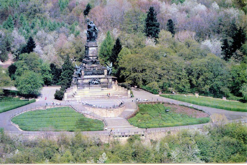 Niederwalddenkmal (oberhalb Rdesheim), Einweihungsfeier am 28.09.1883 - aufgenommen aus der Luft im Sommer 1985