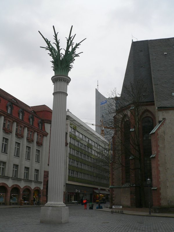 Nikolaisule vor der Nikolaikirche in Leipzig. Das klassizistische Sulenmotiv ist an der Inneneinrichtung der Kirche, die als ein Ort des friedlichen Widerstandes gegen die DDR bekannt geworden ist, angelehnt. An diesem Ort fanden die Montagsdemos statt. Das ffentlich gefrderte Kunstwerk wurde 1999 errichtet. 2.2.2008