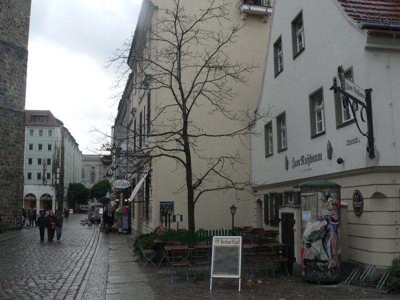 Nikolaiviertel in Berlin. Um die Nikolaikirche herum findet man hier ruhige Gassen mit interessanten Lden und Gastronomie - hier zu sehen das Gasthaus zum Nubaum. 29.10.06