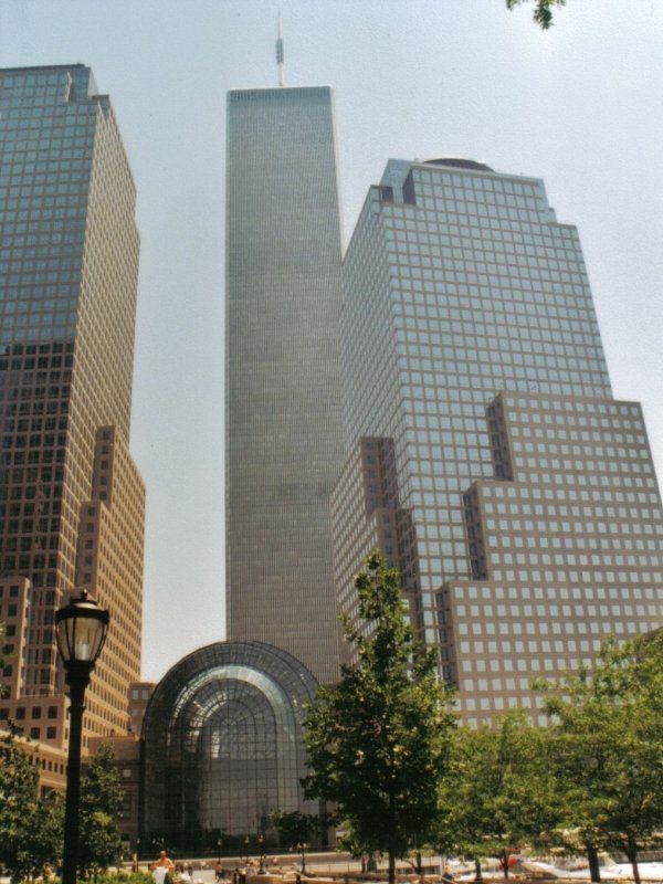 Noch ein Bild aus der Zeit vor 9/11: 
Der Wintergarten sowie zwei Trme des World Financial Centers, im Hintergrund der Nordturm des World Trade Centers. 
Das Bild ist ein Scan eines Papierabzuges, fotografiert im Herbst 2000.