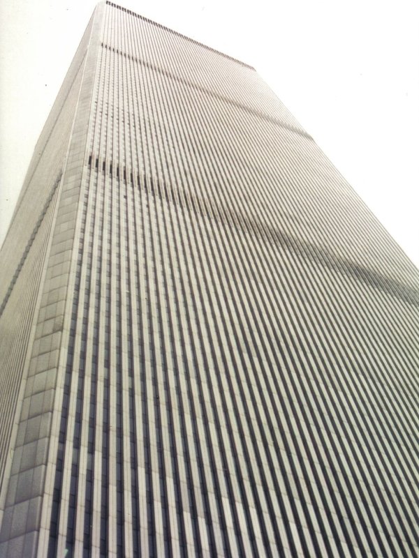 Noch ein Bild aus der Zeit vor 9/11: 
Ein Turm des World Trade Centers in New York. 
Das Bild ist ein Scan eines Papierabzuges, fotografiert im Herbst 1998.