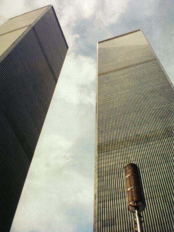 Noch ein Bild aus der Zeit vor 9/11:
Die beiden Türme des World Trade Centers in New York.
Das Bild ist ein Scan eines Papierabzuges, fotografiert im Herbst 2000.