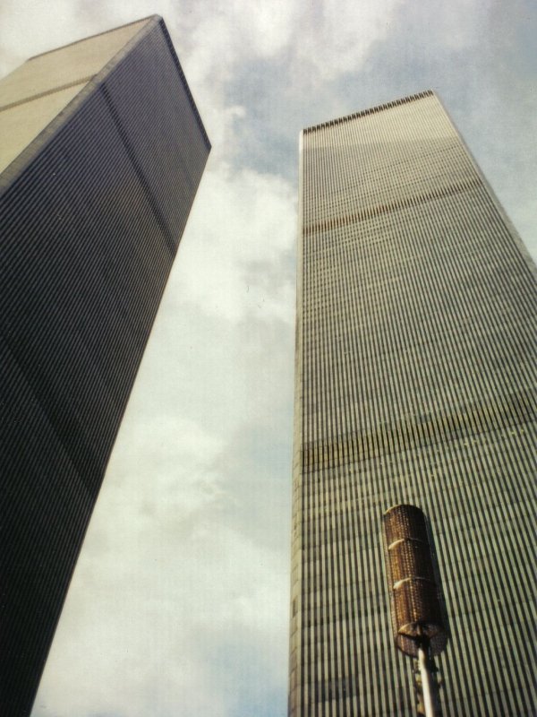 Noch ein Bild aus der Zeit vor 9/11:
Die beiden Trme des World Trade Centers in New York.
Das Bild ist ein Scan eines Papierabzuges, fotografiert im Herbst 2000.