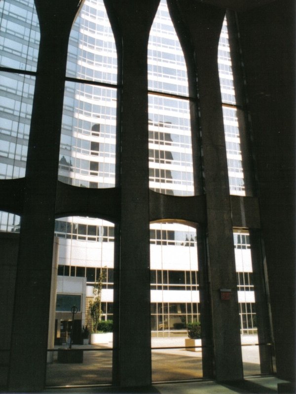 Noch ein Bild aus der Zeit vor 9/11:
Blick aus der Lobby des World Trade Centers.
Das Bild ist ein Scan eines Papierabzuges, fotografiert im Herbst 2000.