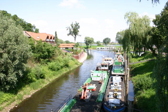 Noch einmal der Blick ber die Jeetze. Diesmal vom Hiddosteg. Im Hintergrund ist die Elbe erkennbar; 24.07.2004