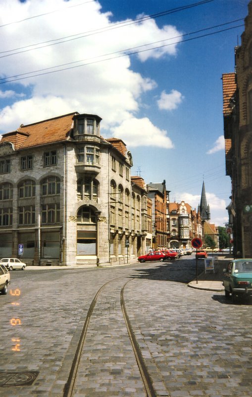 Noch liegen die alten Strassenbahngleise, aber die Strassenbahn fhrt schon Jahre nicht mehr in Mhlhausen (Thringen), Aufnahme vom Juni 1991