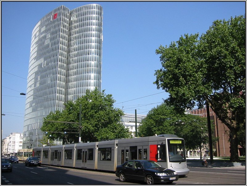 Noch mal ein Blick auf das Hochhaus von GAP 15 aus einer anderen Richtung. (21.07.2006) GAP 15 hat brigens einen eigenen Eintrag in der Wikipedia, da kann man weitere Einzelheiten nachlesen.