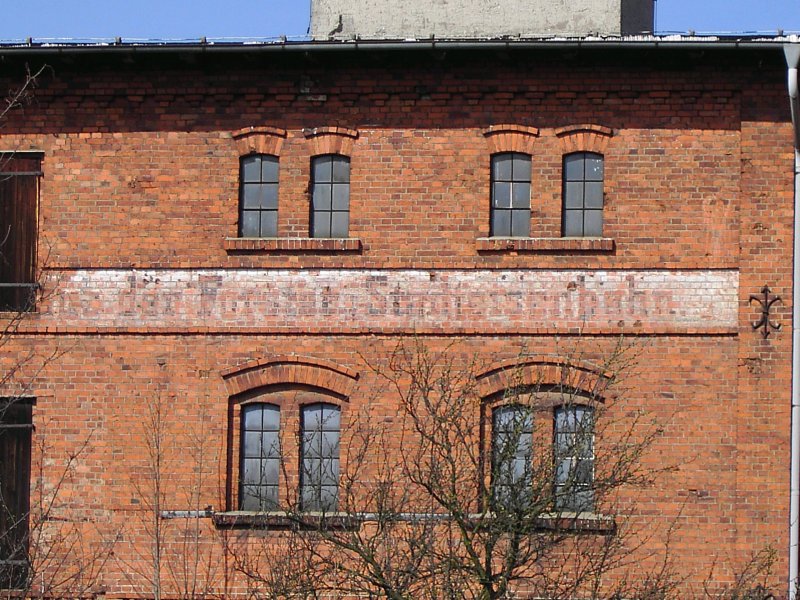 Noch vorhandene Aufschrift am ehemaligen Speicher der Forster Stadteisenbahn. Zustand 15.03.2008