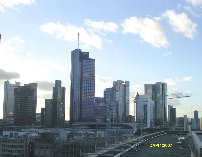 Nrdlicher Teil der Skyline von der Dachterasse von Galeria Kaufhof aus gesehen.