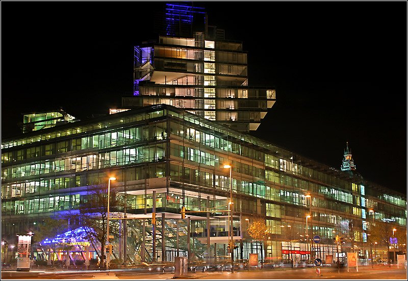 Nord LB in Hannover. Behnisch Architekten, Stuttgart. DRI aus sechs Einzelaufnahmen mit Belichtungszeiten von 0,8 bis 15 Sekunden, Blende F/10, ISO 100. 1.11.2006 (Matthias)