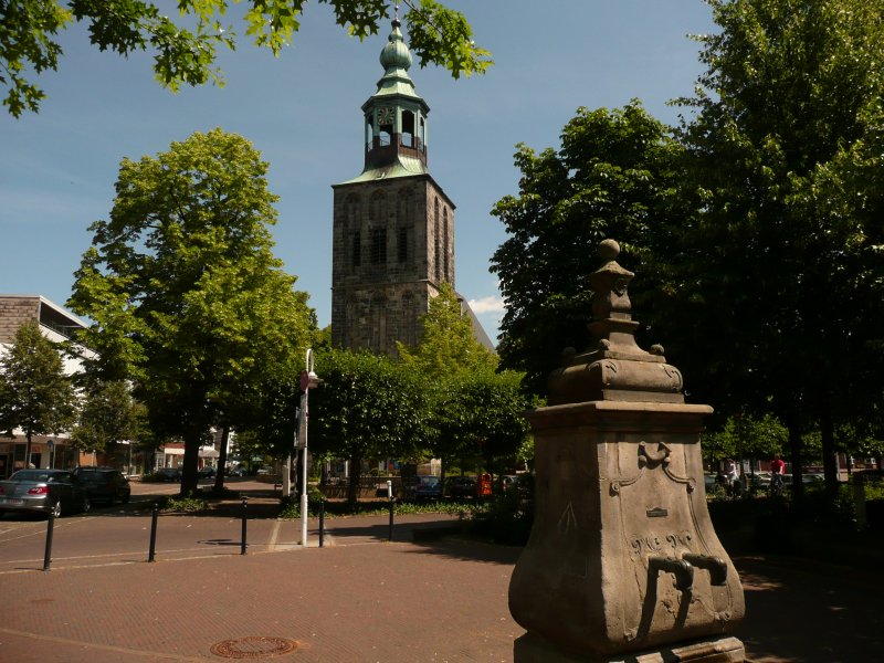 Nordhorn, alter Stadtbrunnen mit der ev-ref.Kirche am Markt