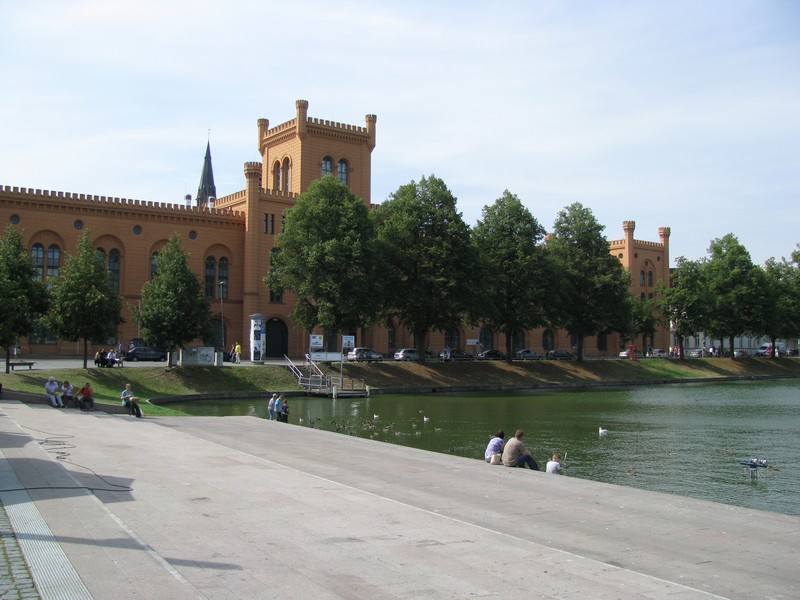 Nordwestliche Uferzone des Pfaffenteiches mit dem Arsenal, heutige Innenministerium von MV, Schwerin 15.08.2009