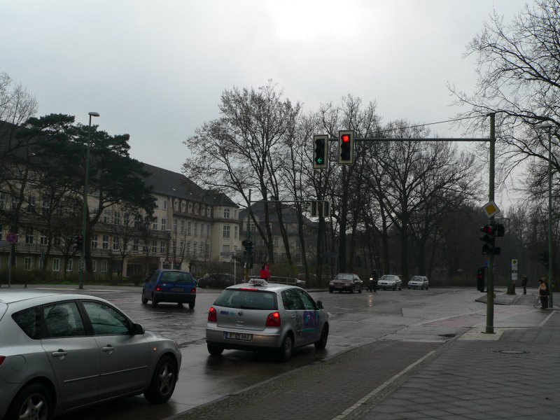 Nun ist die Abbiegeampel grn. Radfahrer auf der Linksabbiegespur mssen nun warten. Warum? Die Radwegampel ganz rechts gilt, unabhngig davon, ob der Radfahrer sich auf Fahrbahn oder Radweg befindet. Dies haben Gerichte in mehreren Urteilen festgelegt. (OLG Kln, Az. Ss 753/86 und OLG Celle). Direkt zu diesem Fall (Radfahrer auf Linksabbiegespur), das muss man zugeben, gibt es aber scheinbar keine Urteile. Eindeutigkeit schafft hier entweder der Verzicht auf eine eigene Linksabbiegespur oder auf eine Lichtzeichenanlage fr Radfahrer. Vielleicht findet jemand auch weitere Informationen zu diesem generellen Problem.