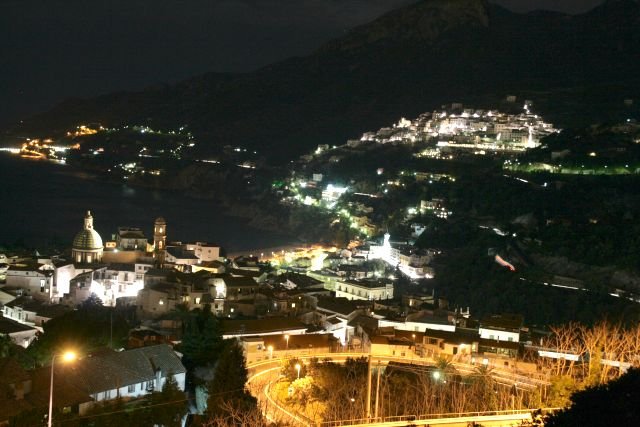 Ob Tag oder Nacht. Eine Fahrt auf der Autostrada oberhalb von Salerno ist ein Erlebnis. Hier wurden einige Rastpltze mit Aussichtspunkten auf die Stadt eingerichtet.