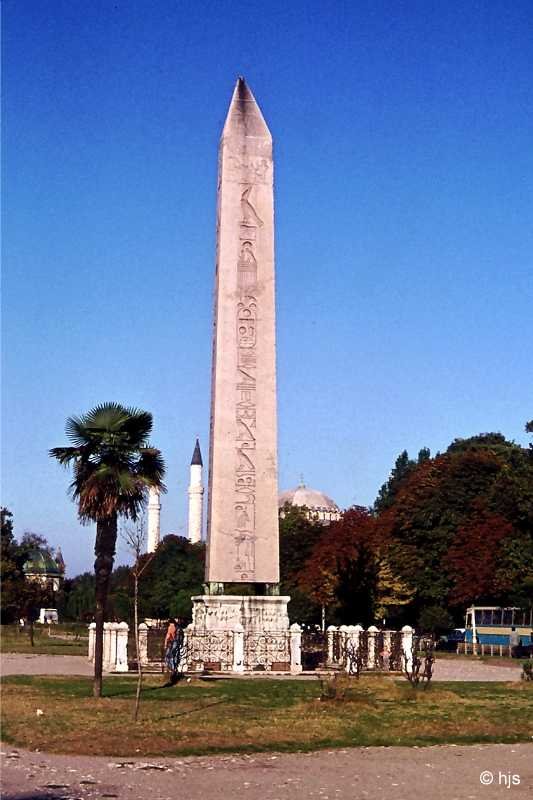 Obelisk Thutmosis' III. (16. Jh. v. Chr.). Hier befand sich in byzantinischer Zeit das Hippodrom (Pferderennbahn), in dem der altgyptische Obelisk als Markierung aufgestellt war (Oktober 1977).