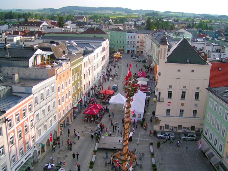 Oberer Hauptplatz; sowie Maibaum und Rathaus aus der Vogelperspektive; 080516