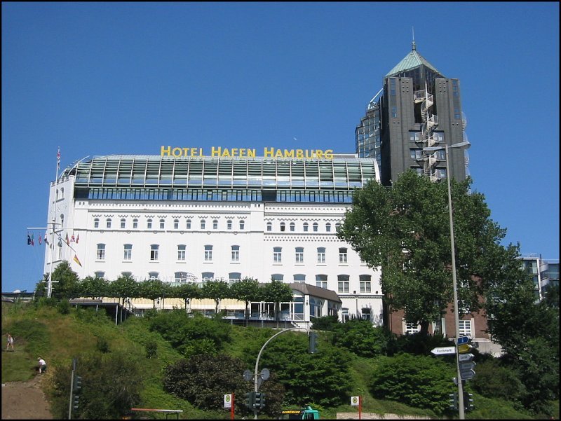 Oberhalb der Landungsbrcken ist das Hotel Hafen Hamburg ein optischer Anziehungspunkt. (Juli 2005)