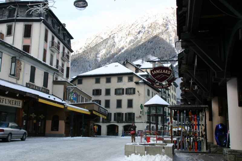 Obwohl am Ende November 2005 noch sehr wenig Schnee in den Alpen lag, boten die Sporthndler ihre Wintersportartikel schon zum Kauf an; 27.11.2005