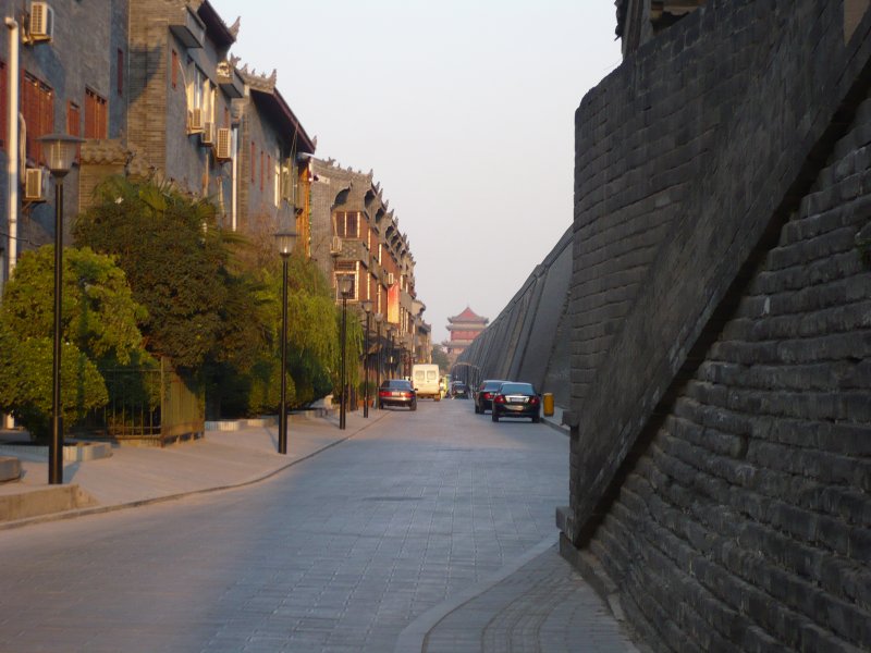 stliche Stadtmauer von Xi'an. Hier ist ein sehr hochwertiges und ruhiges Wohnviertel mitten in der Stadt entstanden. 09/2007