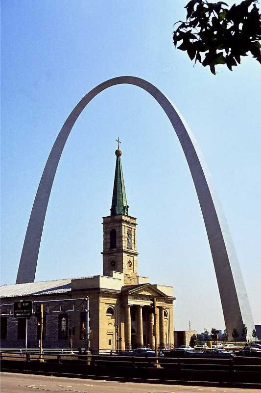 Old Cathedral in St. Louis mit Gateway Arch (5. September 1980). Die 1834 fertig gestellte Kirche ist dem Namenspatron der Stadt, Knig Ludwig IX. (dem Heiligen) von Frankreich geweiht.