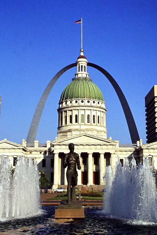 Old Court House in St. Louis (5. September 1980). Im Hintergrund der unvermeidliche Gateway Arch.