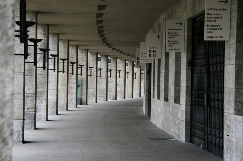 Olympiastadion Berlin: Die Sulen neben den Seiteneingngen des Stations.