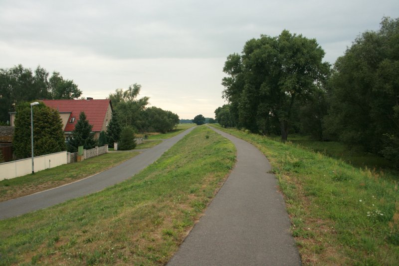 Ortsteil Aurith,Oder-Neisse-Radweg, am 02.08.2008, gesehen vom Oderdamm, 