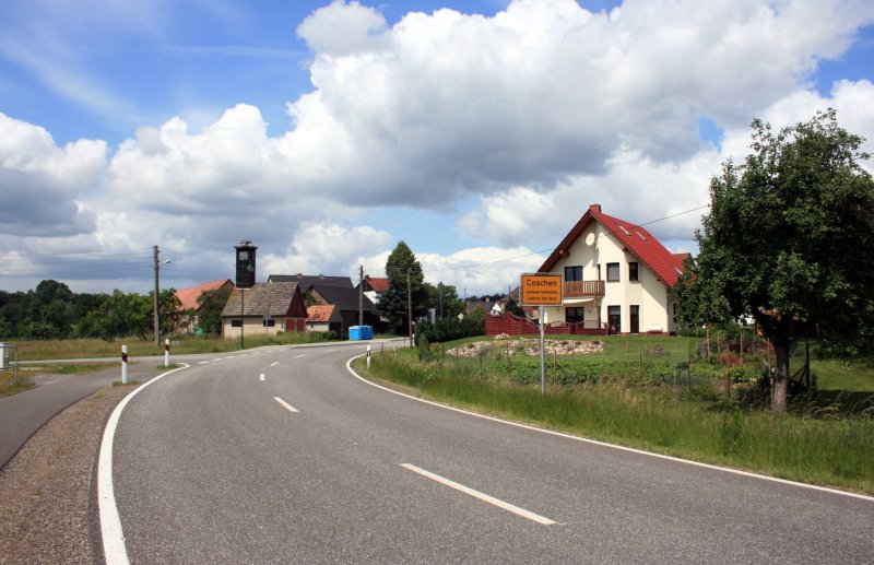 Ortsteil Coschen, Hauptstrae, aus Richtung ehemals Żytowań (Seitwann), Oder-Neisse-Radweg, 04.06.09
